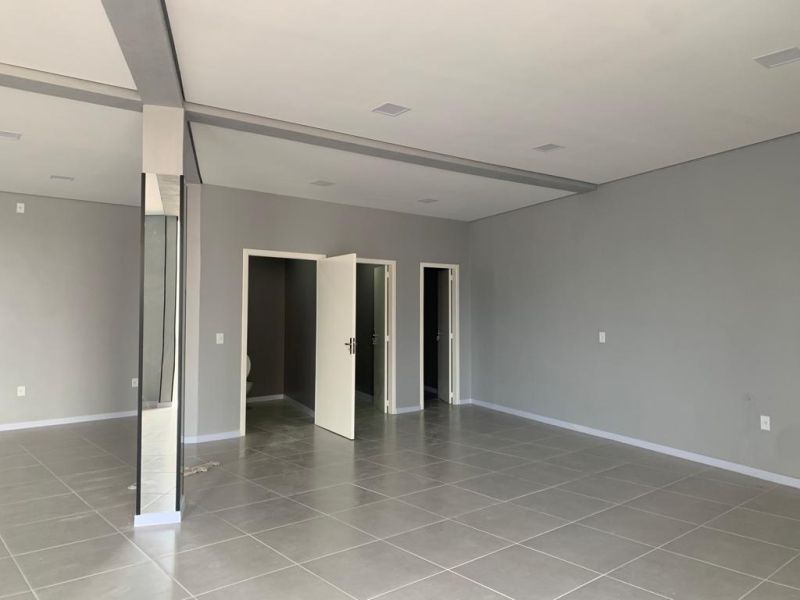 Sala com 4 banheiros e 260m² para alugar no bairro Centro, Parobe