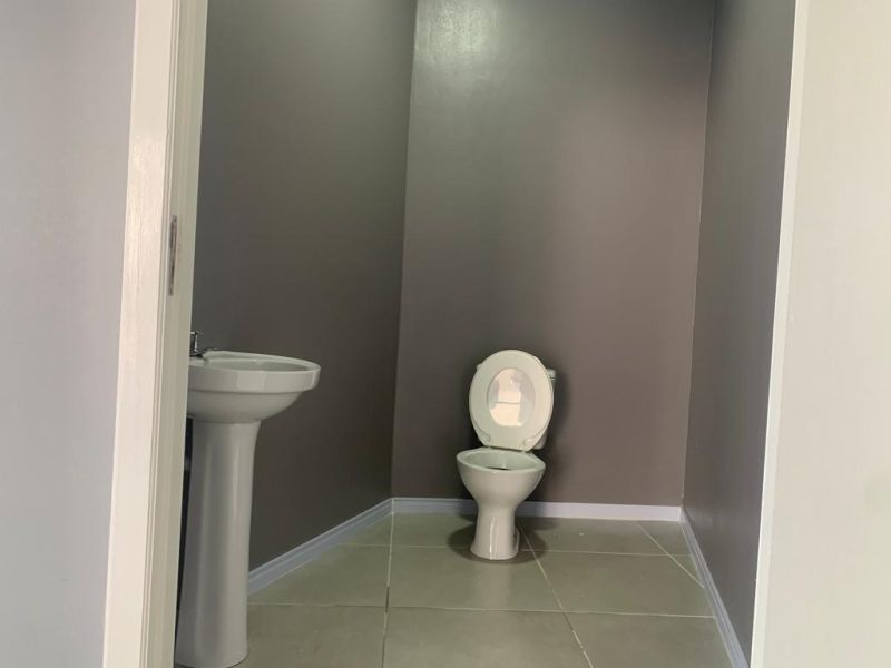 Sala com 4 banheiros e 260m² para alugar no bairro Centro, Parobe