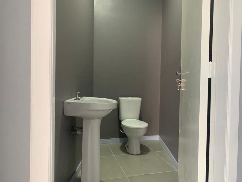 Sala com 4 banheiros e 260m² para alugar no bairro Centro, Parobe