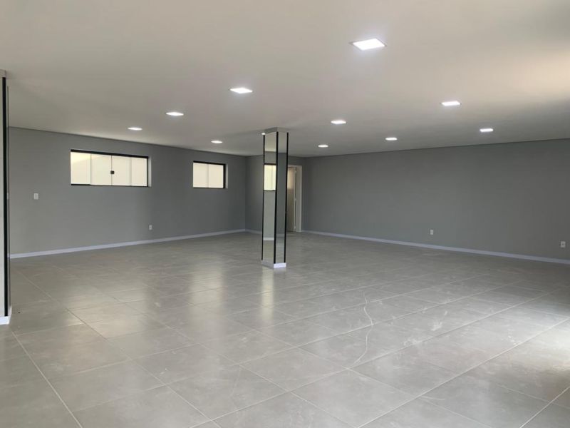 Sala com 4 banheiros e 260m² para alugar no bairro Centro, Parobe