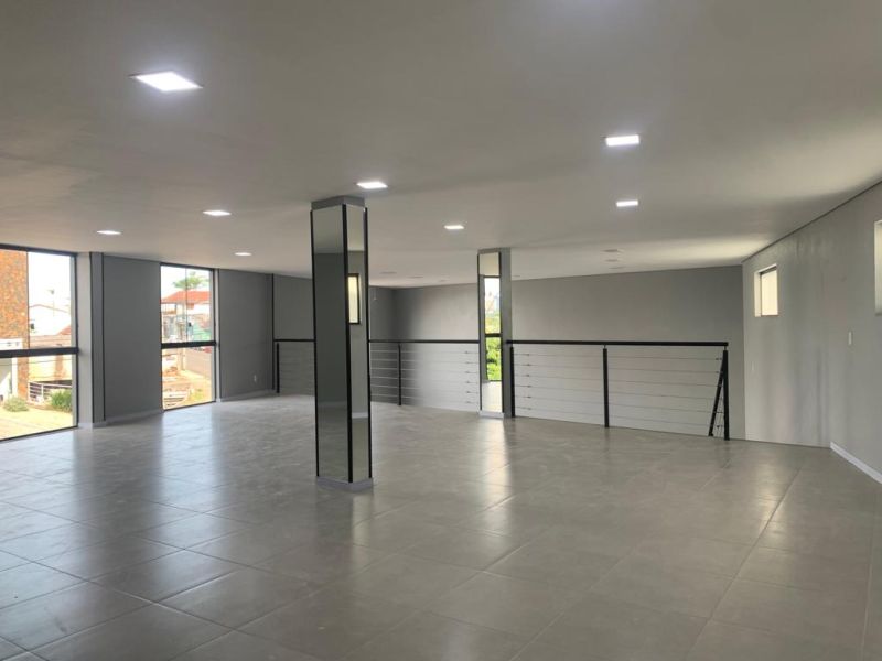 Sala com 4 banheiros e 260m² para alugar no bairro Centro, Parobe