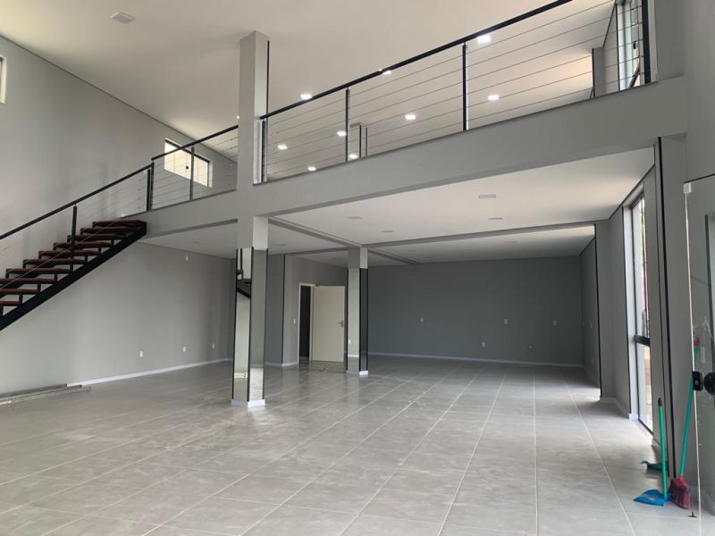 Sala com 4 banheiros e 260m² para alugar no bairro Centro, Parobe