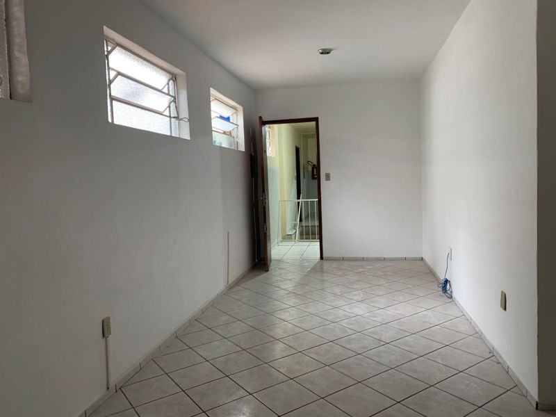 Kitnet para alugar no bairro Centro, Parobe