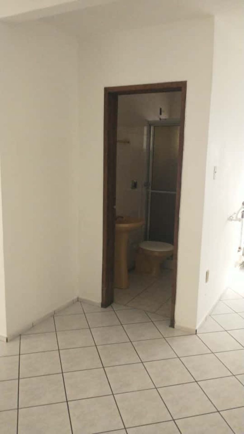 Kitnet para alugar no bairro Centro, Parobe