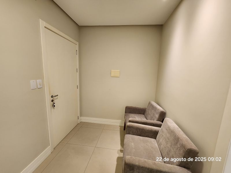 Sala com 1 banheiro para alugar no bairro Sagrada Familia, Taquara