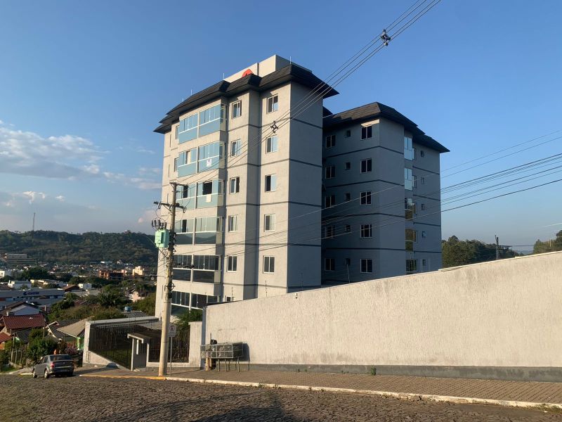Apartamento com 2 quartos para alugar no bairro Centro, Parobe