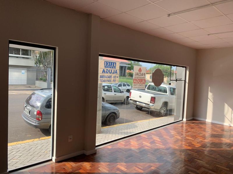 Sala com 1 banheiro e 52m² para alugar no bairro Centro, Parobe