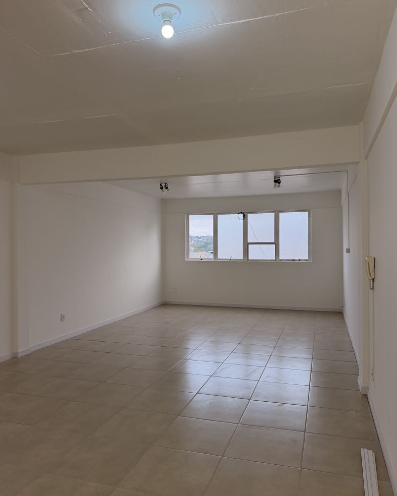 Sala com 1 banheiro para alugar no bairro Centro, Taquara