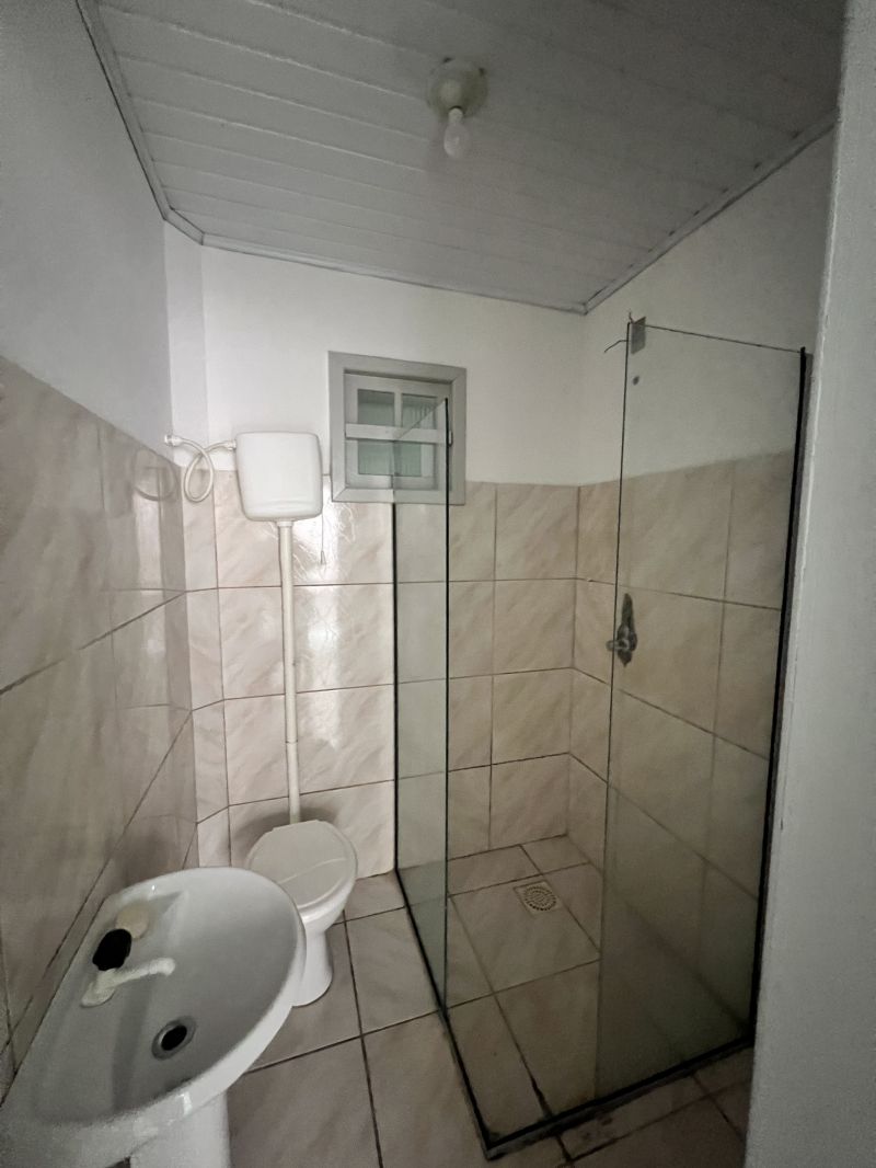 Kitnet com 1 banheiro para alugar no bairro Guaruja, Parobe