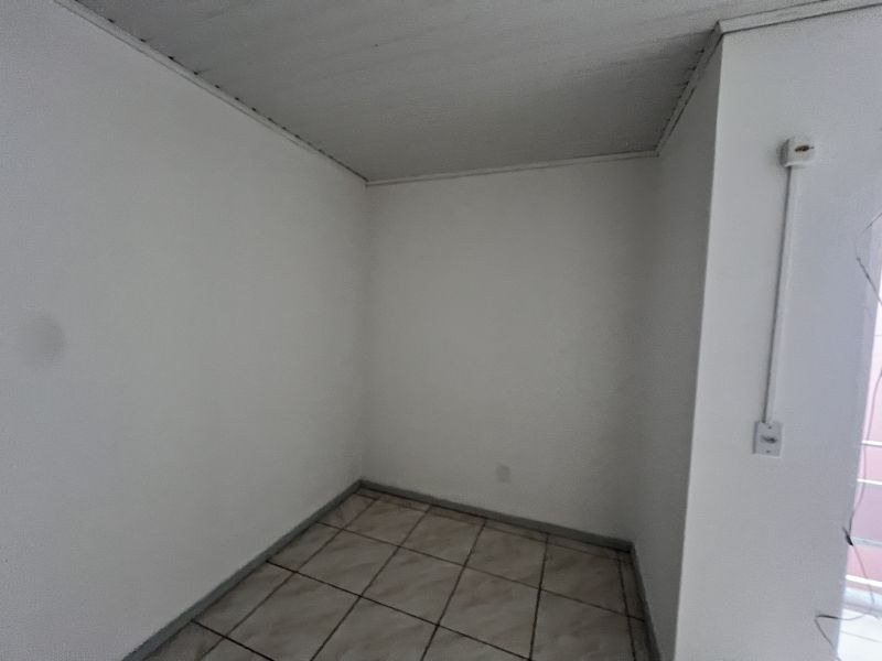 Kitnet com 1 banheiro para alugar no bairro Guaruja, Parobe