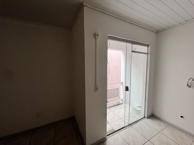 Kitnet com 1 banheiro para alugar no bairro Guaruja, Parobe