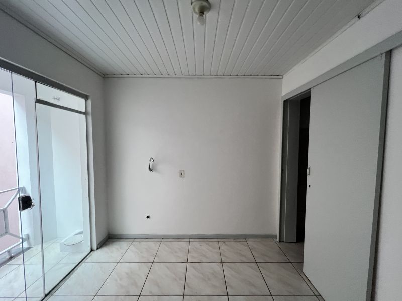 Kitnet com 1 banheiro para alugar no bairro Guaruja, Parobe