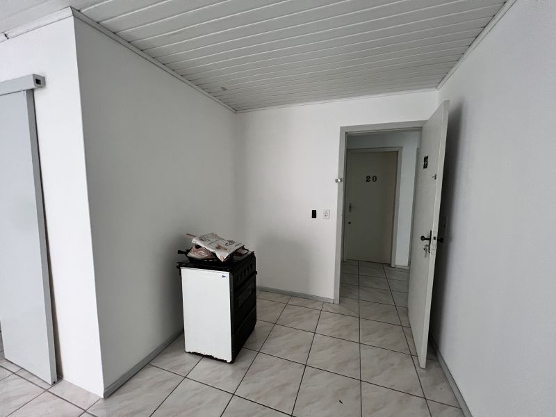 Kitnet com 1 banheiro para alugar no bairro Guaruja, Parobe