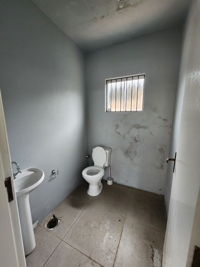 Sala com 1 banheiro para alugar no bairro Guaruja, Parobe
