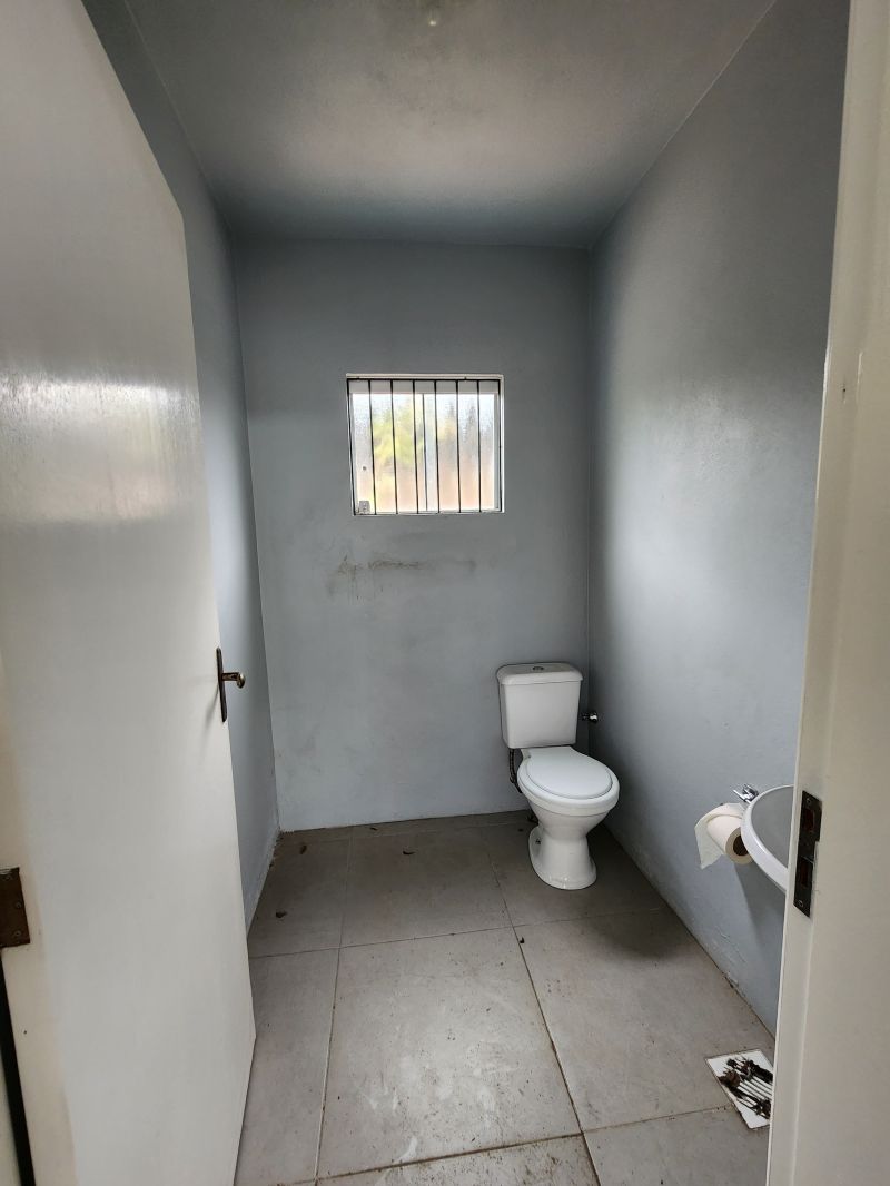 Sala com 1 banheiro para alugar no bairro Guaruja, Parobe