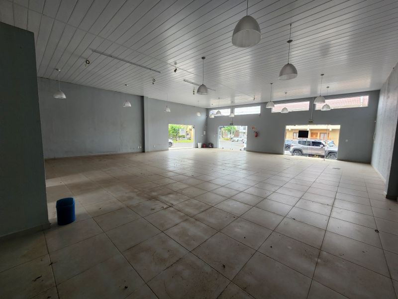 Sala com 1 banheiro para alugar no bairro Guaruja, Parobe