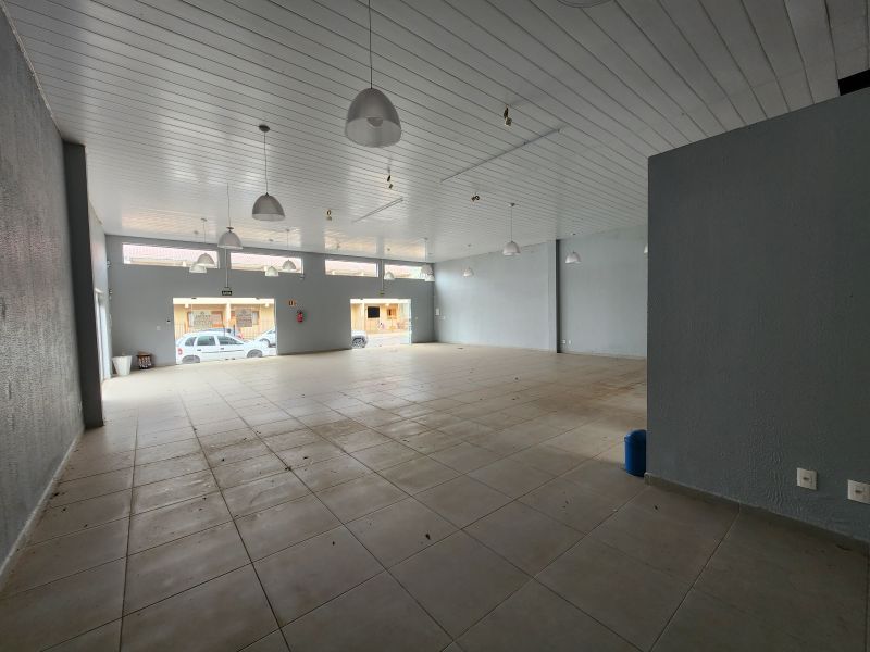 Sala com 1 banheiro para alugar no bairro Guaruja, Parobe