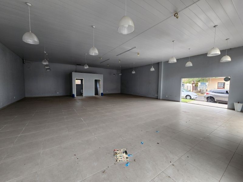 Sala com 1 banheiro para alugar no bairro Guaruja, Parobe