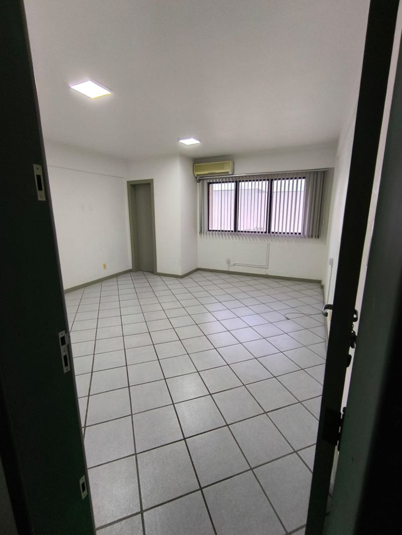 Sala com 1 banheiro para alugar no bairro Centro, Parobe