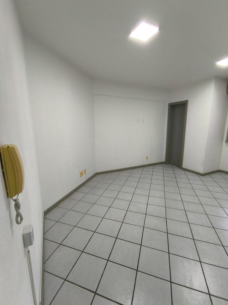 Sala com 1 banheiro para alugar no bairro Centro, Parobe