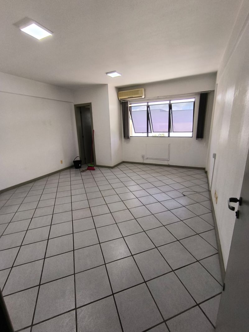 Sala com 1 banheiro para alugar no bairro Centro, Parobe