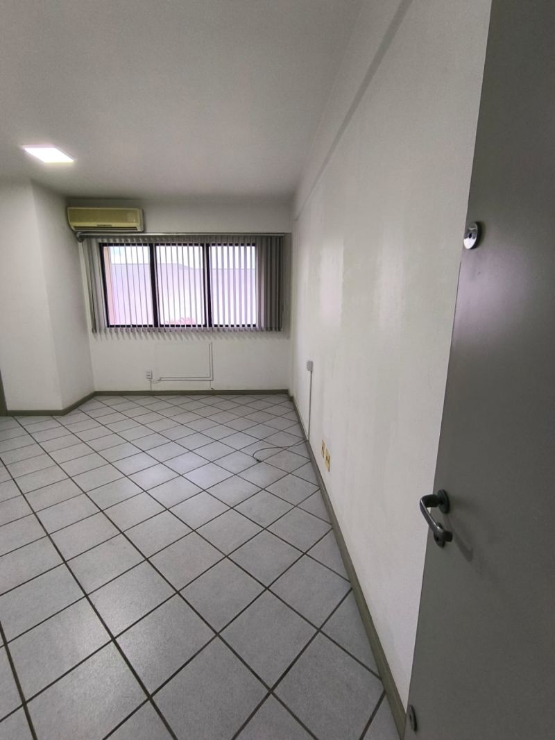 Sala com 1 banheiro para alugar no bairro Centro, Parobe