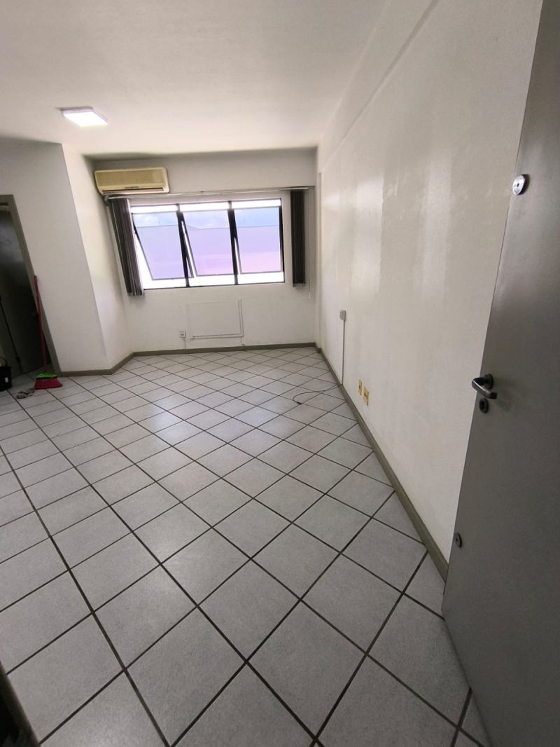 Sala com 1 banheiro para alugar no bairro Centro, Parobe