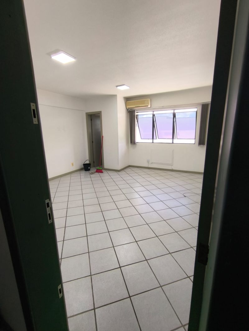 Sala com 1 banheiro para alugar no bairro Centro, Parobe