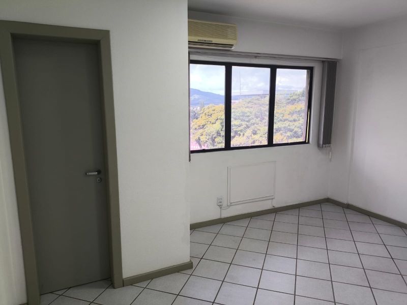 Sala com 1 banheiro para alugar no bairro Centro, Parobe