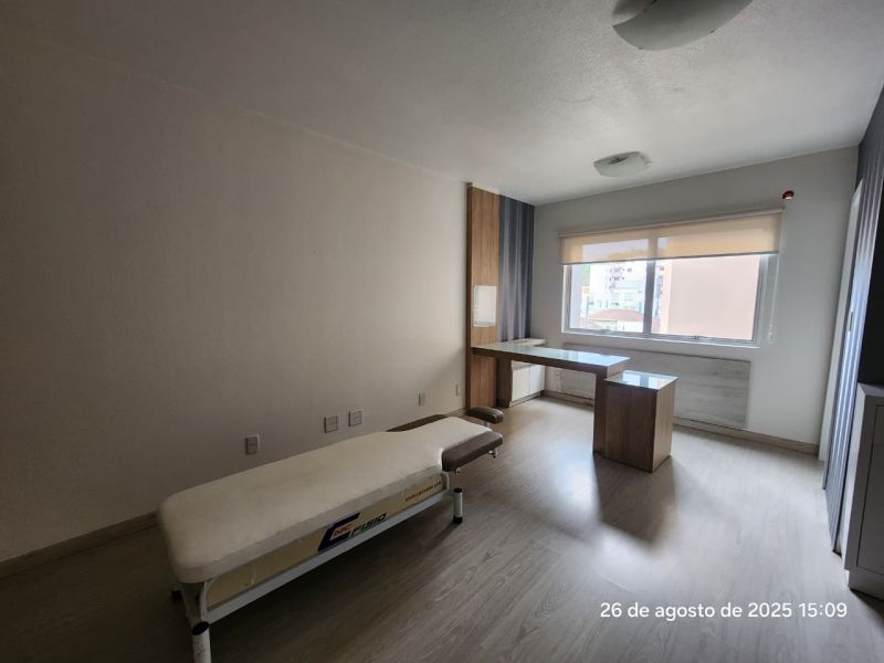 Sala com 1 banheiro para alugar no bairro Centro, Taquara
