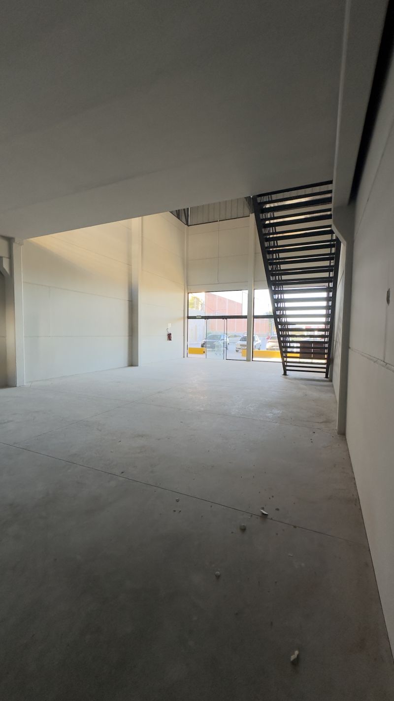 Loja com 2 banheiros para alugar no bairro Vila Nova, Parobe