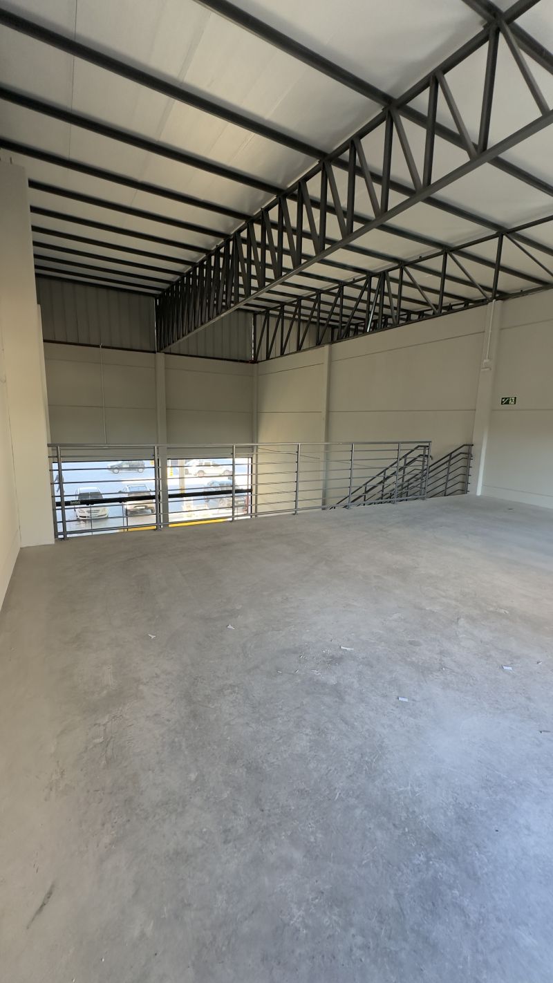 Sala com 2 banheiros para alugar no bairro Vila Nova, Parobe
