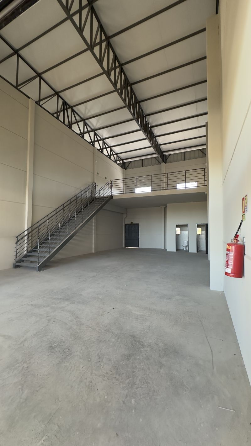 Sala com 2 banheiros para alugar no bairro Vila Nova, Parobe