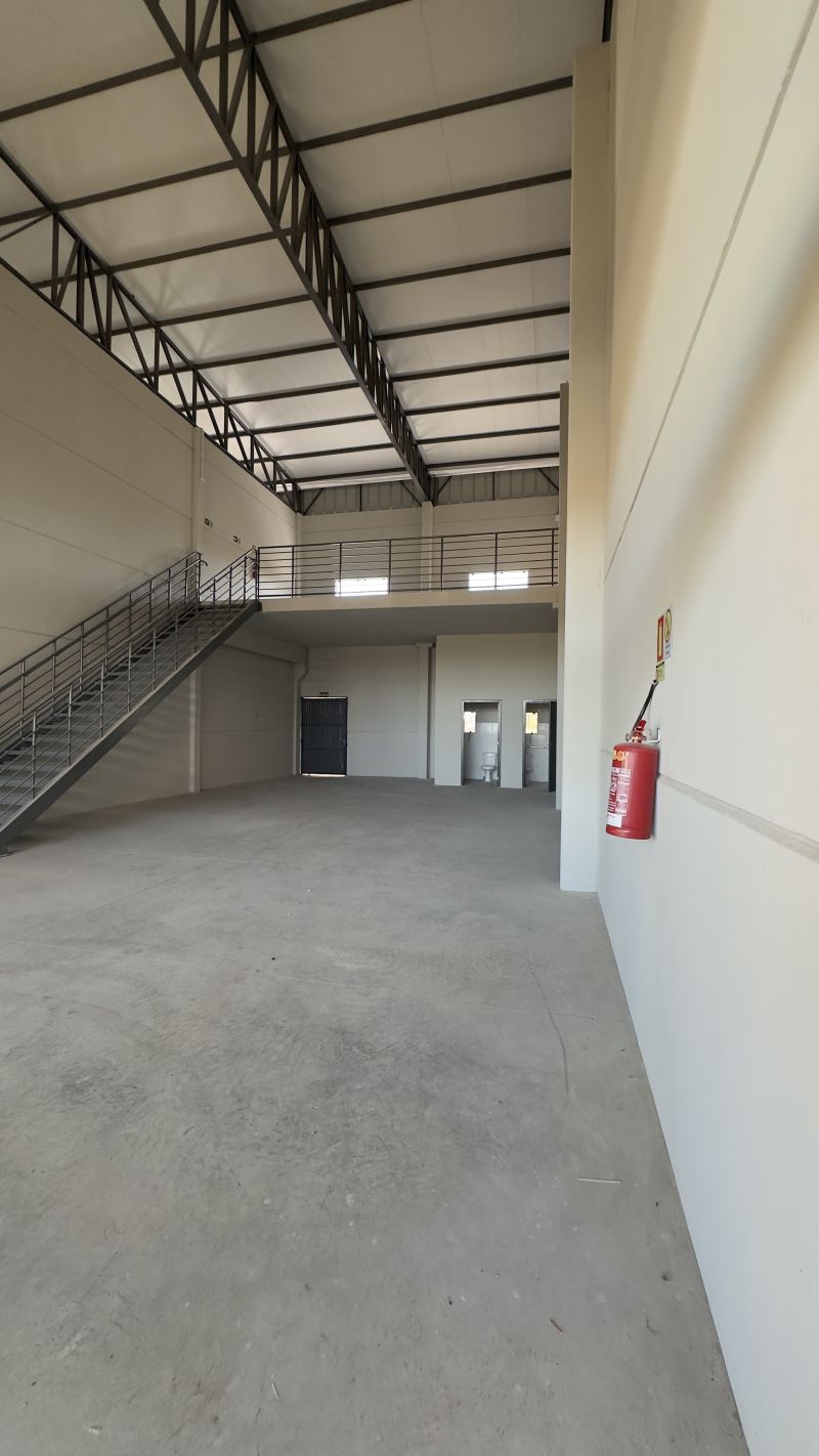 Sala com 2 banheiros para alugar no bairro Vila Nova, Parobe