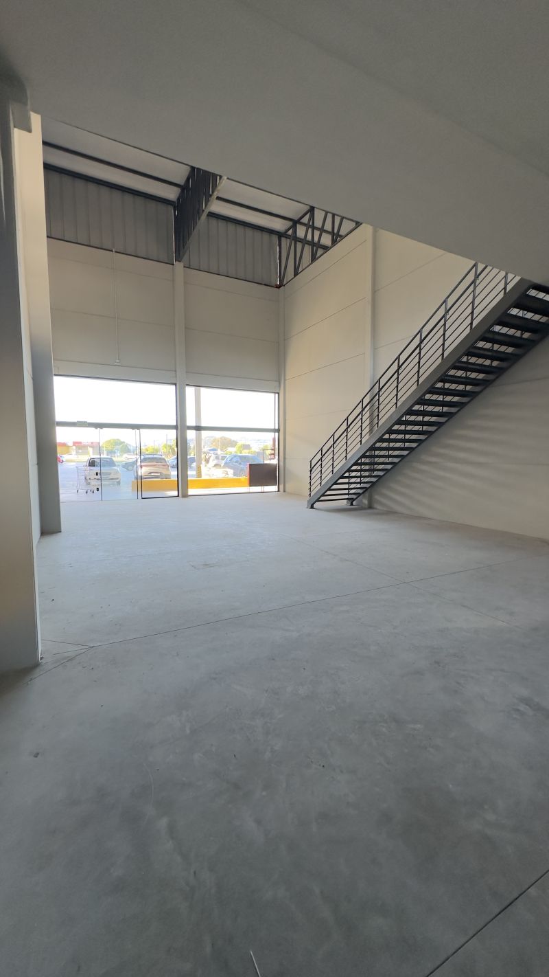 Sala com 2 banheiros para alugar no bairro Vila Nova, Parobe