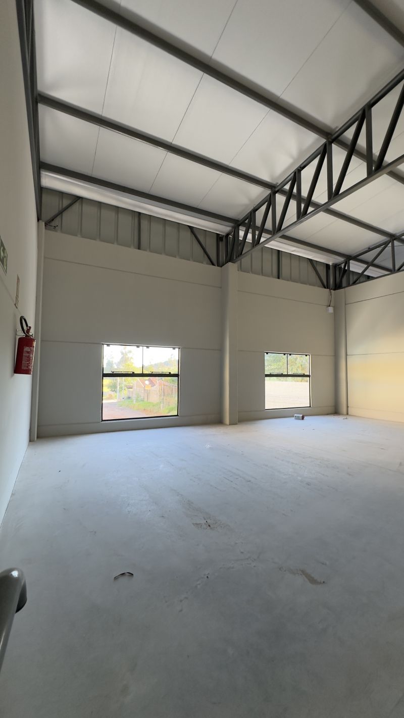Sala com 2 banheiros para alugar no bairro Vila Nova, Parobe
