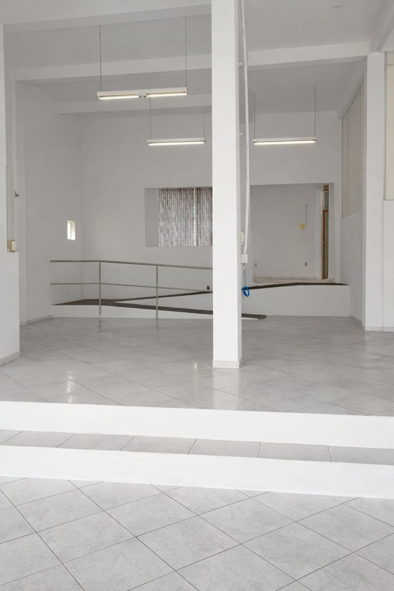 Prédio com 4 banheiros e 660m² para alugar no bairro Guaruja, Parobe