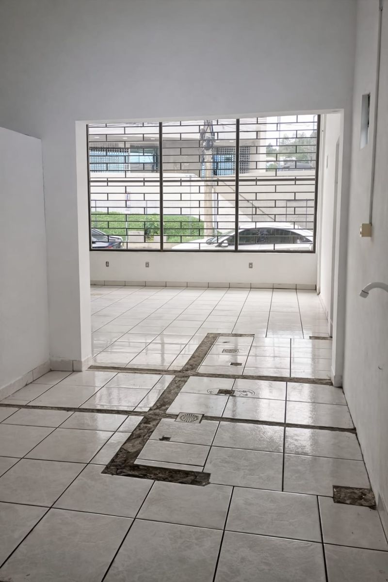 Prédio com 4 banheiros e 660m² para alugar no bairro Guaruja, Parobe