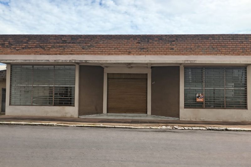 Prédio com 4 banheiros e 660m² para alugar no bairro Guaruja, Parobe