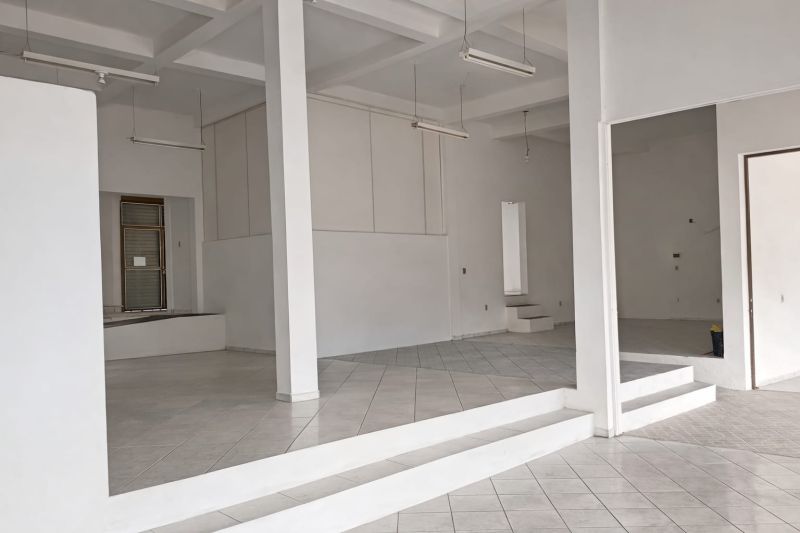 Prédio com 4 banheiros e 660m² para alugar no bairro Guaruja, Parobe