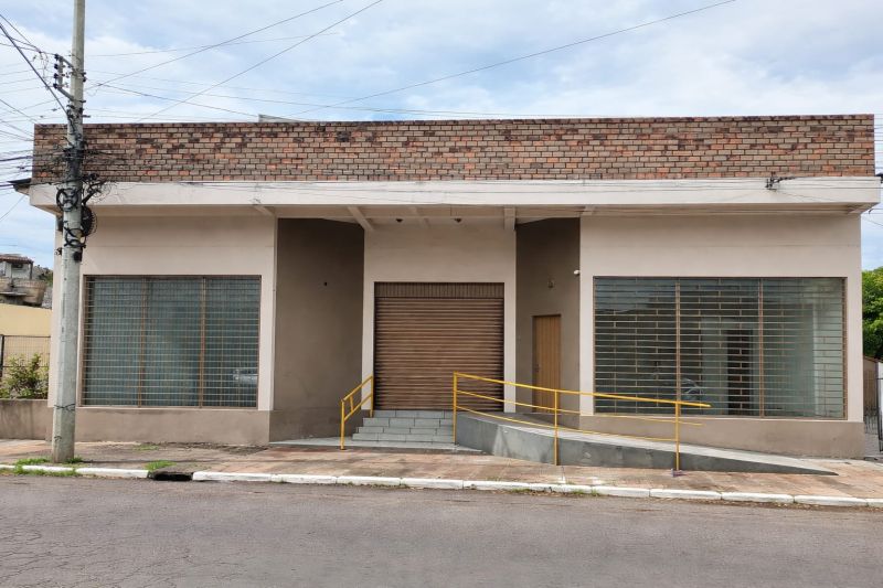 Prédio com 4 banheiros e 660m² para alugar no bairro Guaruja, Parobe