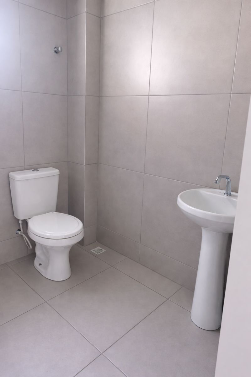 Sala com 2 banheiros para alugar no bairro Centro, Parobe