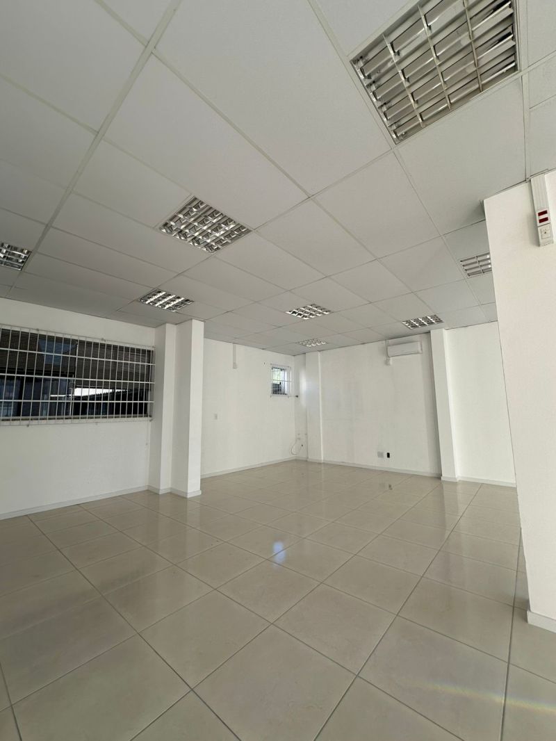 Sala com 1 banheiro para alugar no bairro Centro, Taquara