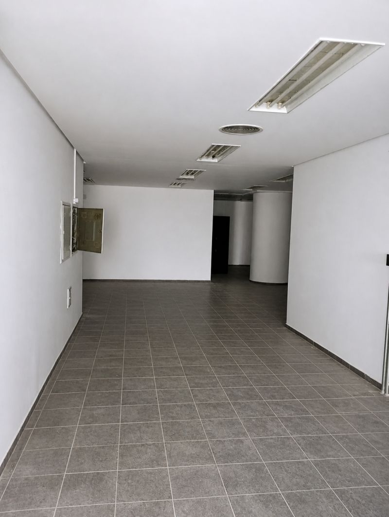 Prédio com 989m² para alugar no bairro Centro, Parobe