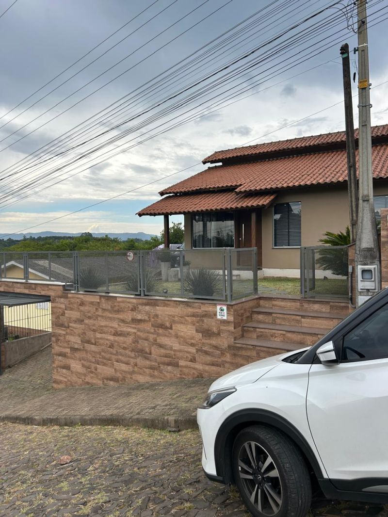 Casa com 3 quartos para alugar no bairro Petropolis, Taquara