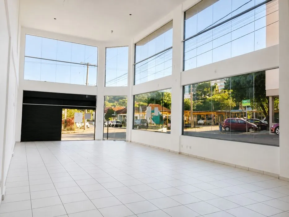 Sala com 2 banheiros e 80m² para alugar no bairro Centro, Parobe
