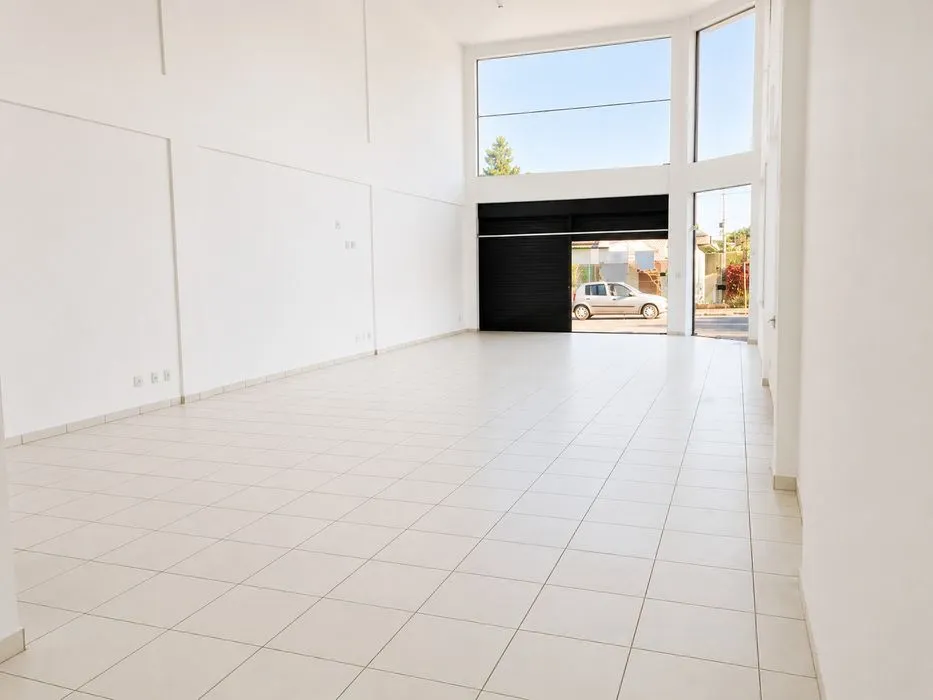 Sala com 2 banheiros e 80m² para alugar no bairro Centro, Parobe