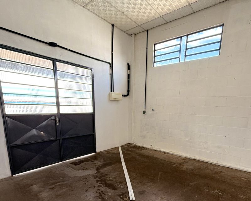Prédio com 1 banheiro para alugar no bairro Santa Teresinha, Taquara