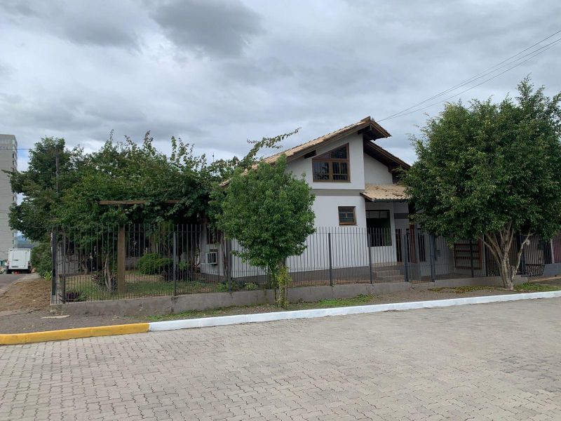Casa Ampla com 4 Quartos à Venda
