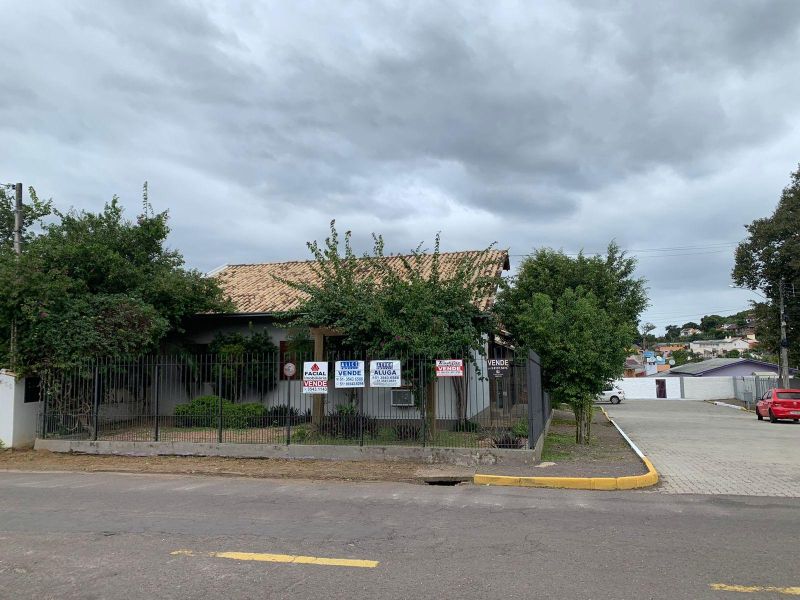 Casa Ampla com 4 Quartos à Venda